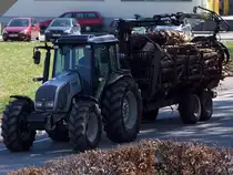 VALTRA karrt auf einem KRONOS-H�nger eine Fuhre Brennholz;100324