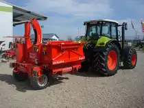 Claas Arion 620,
mit angeh�ngter Holzschnitzelanlage  Biber 7  der 
�sterreichischen Firma Eschelb�ck,
M�rz 2010 