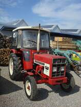 International 383,
3Zyl.4-Takt-Diesel, 35PS aus 2175ccm, 
zwischen 1972 und 1975 wurden in Neuss am Rhein von diesem Schlepper
knapp 8000 Stck gebaut,
Mrz 2010