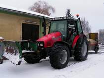 MF6245 ist bzgl. Winterdienst am Bahnhofsvorplatz in Ried vorgefahren;091221