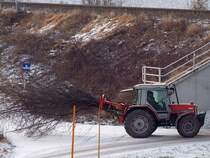 MF3065 schleppt mit seiner Holzzange Gest Richtung Hckselmaschine;091218   