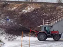 MF3065 schleppt mit seiner Holzzange Ge�st Richtung H�ckselmaschine;091218   