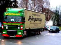 DAF XF fhrt bei strmenden Regen seiner Betriebssttte entgegen; Ried i.I. 071130