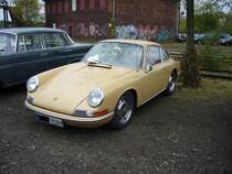 Porsche 912. 1965-1969. Der 912´er war die preiswertere Alternative zum 911. Er hatte das Fahrwerk und die einfacher ausgestattete Karosserie des 911, war aber mit dem 4-Zylinder-Boxermotor des 356 (1600SC) motorisiert.
Besucherparkplatz der Historicar am 21.10.2007.