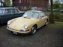 Porsche 912. 1965-1969. Der 912´er war die preiswertere Alternative zum 911. Er hatte das Fahrwerk und die einfacher ausgestattete Karosserie des 911, war aber mit dem 4-Zylinder-Boxermotor des 356 (1600SC) motorisiert.
Besucherparkplatz der Historicar am 21.10.2007.