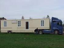 AXOR1840 mit Wohnwagenauflieger;091115