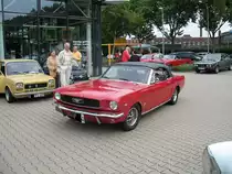 Ford Mustang Convertible Baujahr 1967. Im Hintergrund ein Fiat 127. Am 20.08.2006 beim Oldtimertreffen des M�lheimer BMW H�ndlers Phillip.
