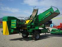 Kartoffelvollernter  Kartoffeltechnik MW6000  aus Pnning in Bayern,
wird von einem Traktor gezogen und von der Zapfwelle angetrieben,
nimmt eine Reihe auf und bunkert 6t,
Mrz 2010
 