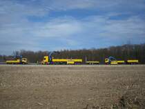 Leitplankenmontage komplett aus einer Hand,
gesehen beim Straenneubau nahe Freiburg,
Mrz 2010 
