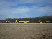 Leitplankenmontage komplett aus einer Hand,
gesehen beim Stra�enneubau nahe Freiburg,
M�rz 2010 