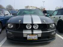Ford Mustang GT Shelby 2008 auf dem Ausstellerparkplatz der Technoclassica am 04.04.2009.
