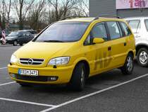 Opel Zafira, ein ehemaliger GELBER ENGEL, gesehen auf dem Parkplatz von Carrefour in Scheibenhard/Frankreich im Mrz 2010