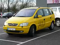 Opel Zafira, ein ehemaliger GELBER ENGEL, gesehen auf dem Parkplatz von Carrefour in Scheibenhard/Frankreich im M�rz 2010