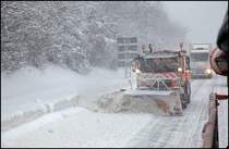 Der  kleine  MAN: MAN LE10.220 rumt die Schneemassen an die Seite. Dank des Reihensechszylinder D0836LFL02, 6.871 cm Hubraum (?) kein Problem....