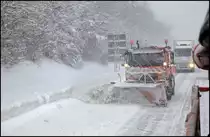 Der  kleine  MAN: MAN LE10.220 r�umt die Schneemassen an die Seite. Dank des Reihensechszylinder D0836LFL02, 6.871 cm� Hubraum (?) kein Problem....