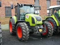CLAAS Arion 420 steht auf der Ausstellungsflche der Raiffeisenwerkstatt in Fulda am 29.03.2010