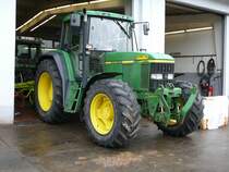 John Deere steht vor dem Werkstattgebude der Raiffeisenreparaturwerkstatt Fulda am 29.03.2010