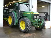 John Deere steht vor dem Werkstattgeb�ude der Raiffeisenreparaturwerkstatt Fulda am 29.03.2010