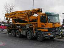 ACTROS 3240 wartet am dsteren Freitagnachmittag auf seine Entladung bei einer Baustelle in Ried i.I.;100305