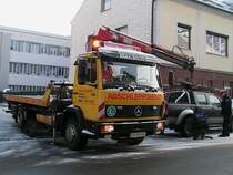 MB1117 holt unter polizeilicher Aufsicht einen Falschparker in Ried i.I. ab;100104