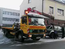 MB1117 holt unter polizeilicher Aufsicht einen Falschparker in Ried i.I. ab;100104