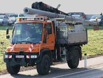 U-500 karrt einen Betonmasten durch die Gegend;100325