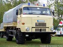 IFA L 60 1218 4x4 ND Pritschenfahrzeug Deutsches Rotes Kreuz - Baujahr 1989, Hersteller: VEB IFA-Automobilwerk Ludwigsfelde, techn. Daten: wassergekhlter 6-Zylinder-Reihen-Viertakt-Dieselmotor, Hubraum 9.160 cm, Leistung 132 kW (180 PS), Drehmoment 634 Nm, permanenter Allradantrieb mit zuschaltbarem Sperrdifferenzial am Verteilergetriebe und an den Achsdifferenzialen, Leergewicht 6.500 kg, Nutzmasse 5.500 kg, Vmax. 82 km/h - das Fahrzeug wurde vorerst von der Bundeswehr aus NVA-Bestnden bernommen und 02/1995 nach Aussonderung an das DRK Stassfurt bergeben. Seit der Restauration wird das Fahrzeug beim Katastrophenschutz im Salzlandkreis eingesetzt. - fotografiert am 05.09.2009 zum Ostmobil Meeting Magdeburg (OMMMA 2009) im Elbauenpark/ Magdeburg - Copyright @ Ralf Christian Kunkel