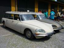 Zwei DS-Break nebeneinander. Enten Classic Days an der Essener Dampfbierbrauerei.