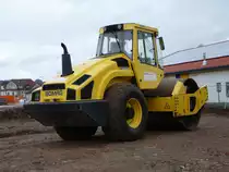 Bomag BW 213D steht auf einer Baustelle in Fulda, M�rz 2010