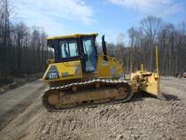 Planierraupe Komatsu D51PX, 6Zyl.Turbo-Diesel mit 130PS,
die 1921 in Tokio gegrndete Firma ist heute der zweitgrte Baumaschinenhersteller der Welt,
Mrz 2010