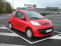 Peugeot als  Karlsruher Stadtmobil  gesehen auf dem Parkplatz von Carrefour in Scheibenhard/Frankreich im Mrz 2010