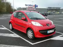Peugeot als  Karlsruher Stadtmobil  gesehen auf dem Parkplatz von Carrefour in Scheibenhard/Frankreich im M�rz 2010
