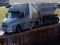 VOLVO_VN ist schon Fr�hmorgens mit einer Ladung Zement zu einer Gro�baustelle unterwegs;100324