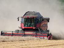 CASE_AFX8010 erzeugt bei seiner Mhdruscharbeit mchtig Staub;090809