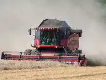 CASE_AFX8010 erzeugt bei seiner M�hdruscharbeit m�chtig Staub;090809