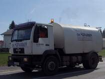 MAN mit Kehrmaschinenaufbau ist dzt. emsig im  Frhjahrsputzeinsatz  unterwegs;010326