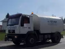 MAN mit Kehrmaschinenaufbau ist dzt. emsig im  Fr�hjahrsputzeinsatz  unterwegs;010326