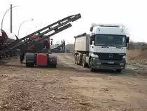 Mercedes-Kipper am 05.Oktober 2009 auf der Ladestra�e von Bergen/R�gen.