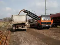 Mercedes-LKW mit F�rderband belud am 05.Oktober 2009 auf der Ladestra�e von Bergen einen Mercedes-Kipper.
