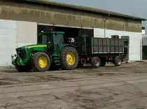 John Deere-Traktor 8520 am 26.M�rz 2010 in Bergen/R�gen.