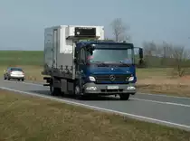 Mit einem K�hlcontainer unterwegs war am 26.M�rz 2010 Dieser Mercedes-LKW unterwegs auf der B96 bei Bergen/R�gen.