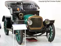 Wanderer Nr. 2 Prototyp - Baujahr 1904, Hersteller: Wanderer-Werke Chemnitz, Deutschland - Das ausgestellte Fahrzeug ist der erste fahrbereite Prototyp von Wanderer. Erst 1911 begann mit dem Typ 5/12 �Puppchen� die Automobilfertigung bei Wanderer. Wanderer war Bestandteil des Zusammenschlusses zur Auto Union 1932. - techn. Daten des Prototyps: fl�ssigkeitsgek�hlter 2-Zylinder-Viertakt-Ottomotor, Hubraum 1.870 cm�, 8,4 kW (12 PS) bei 1.200 U/min, Kraft�bertragung mittels Konuskupplung, 3+1-Gang-Getriebe, Kulissenschaltung und Kardanwelle auf Hinterachsdifferential, Vmax. 40 km/h - fotografiert am 08.05.2008 im Verkehrsmuseum Dresden - Copyright @ Ralf Christian Kunkel 