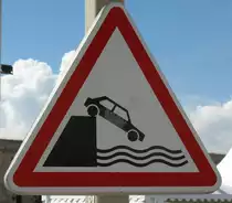 Ein Verkehrsschild der besonderen Art und unbedingt zu beachten!
Gesehen im Hafen von Marseille am 17.04.2009