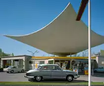 Panhard 17b
1964
2-Zyl. / 848ccm / 50PS
Dieses Bild ist ein Composing - die Tankstelle wurde von mir etwa 1968 fotografiert, der Panhard im Jahr 2005. Die Photoshop-Arbeit stammt aus dem Jahr 2009