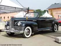 ZIS 110 V Parade Cabriolet - Baujahr 1948, UdSSR - Das ist etwas �u�erst seltenes und herliches dazu. Ich habe mich sehr gefreut bei der Oldtimergala in Bornstedt auch dieses feine St�ck zu sehen. - Bauzeit der gesamten Baureihe 1946-1959, Hersteller: Stalin-Werke Moskau/UdSSR (Mitte der 1950er nach dem Tode Stalins in Lichatschow-Werke umbenannt) - technische Daten (allgemein): wassergek�hlter 8-Zylinder-Reihen-Ottomotor l�ngs �ber der Vorderachse eingebaut, 6.005 cm�, Leistung: 103 kW (140 PS) bei 3.600 U/min, Hinterachsantrieb, 3-Gang-Schaltgetriebe, Radstand: 3.760 mm, L x B x H: 6.000 x 1.960 x ca. 1.730 mm, Vmax: 140 km/h, durchschnittlicher Verbrauch: 25 Liter/ 100 km - fotografiert am 10.09.2005 in Bornstedt/ Potsdam - Copyright @ Ralf Christian Kunkel