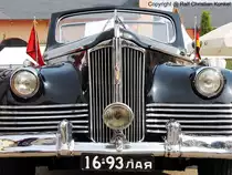 Front des ZIS 110 V Parade Cabriolet - Baujahr 1948, UdSSR - Das ist etwas �u�erst seltenes und herliches dazu. Ich habe mich sehr gefreut bei der Oldtimergala in Bornstedt auch dieses feine St�ck zu sehen. - Bauzeit der gesamten Baureihe 1946-1959, Hersteller: Stalin-Werke Moskau/UdSSR (Mitte der 1950er nach dem Tode Stalins in Lichatschow-Werke umbenannt) - technische Daten (allgemein): wassergek�hlter 8-Zylinder-Reihen-Ottomotor l�ngs �ber der Vorderachse eingebaut, 6.005 cm�, Leistung: 103 kW (140 PS) bei 3.600 U/min, Hinterachsantrieb, 3-Gang-Schaltgetriebe, Radstand: 3.760 mm, L x B x H: 6.000 x 1.960 x ca. 1.730 mm, Vmax: 140 km/h, durchschnittlicher Verbrauch: 25 Liter/ 100 km - fotografiert am 10.09.2005 in Bornstedt/ Potsdam - Copyright @ Ralf Christian Kunkel