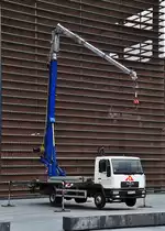 leichter Baukran in halbacht Wochenendstellung an einem Parkhaus in K�ln Messe/Deutz am 28.03.2010