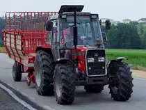 MF382 ist mit einem leeren Ladewagen unterwegs;090802