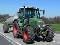 FENDT_Vario ist emsig mit dem Jauchefass unterwegs;100403