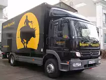 ATEGO1523 der Brauerei Kapsreiter liefert bei einem Getr�nkemarkt seine Waren ab;091229